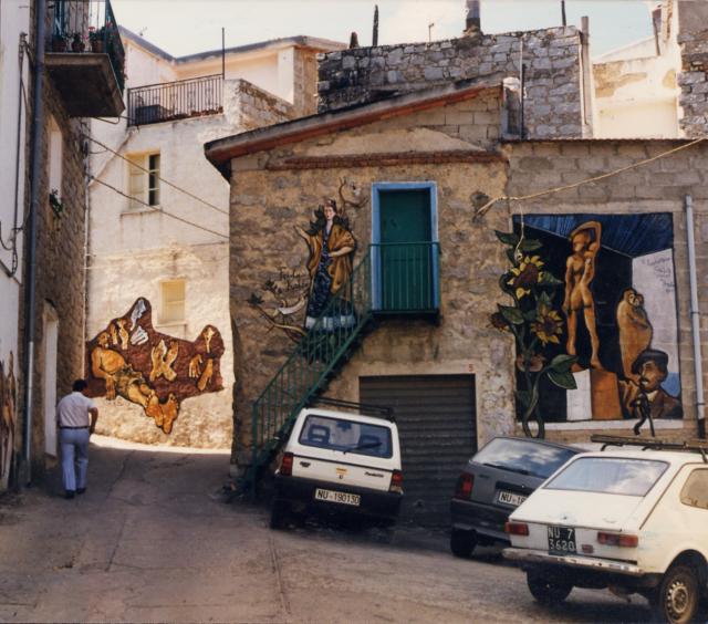 Uno scorcio del centro storico di Orgosolo, tra viottoli strettissimi e murales.